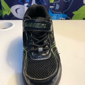 Kids shoes with removable wheels